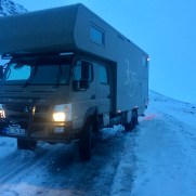 Fuso Canter 4x4 kampf mit dem Eis auf Island