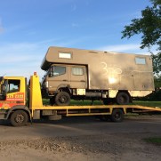 Fuso Canter 4x4 auf dem Abschleppwagen