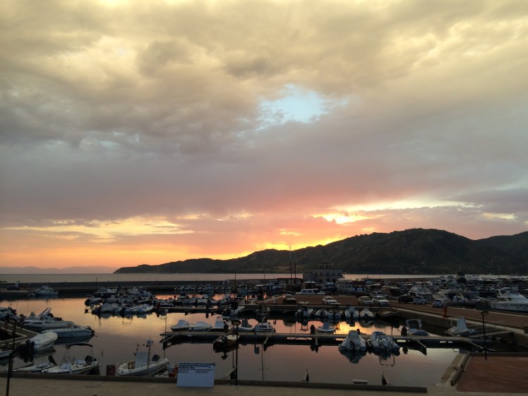 Hafen bei Sonnenuntergang