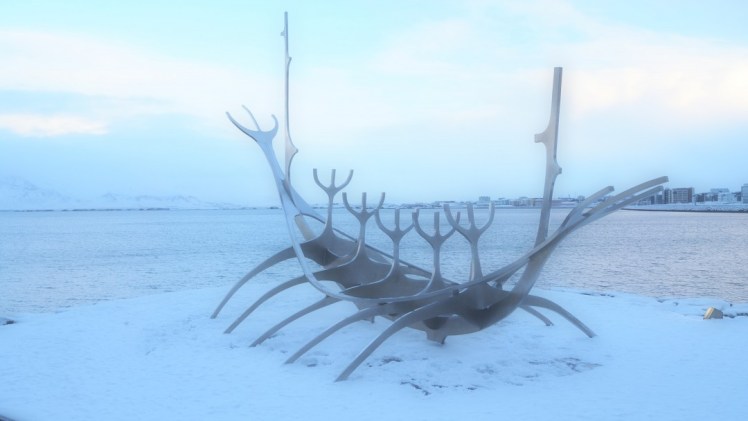 Wikingerboot-Skulptur Sonnenfahrt