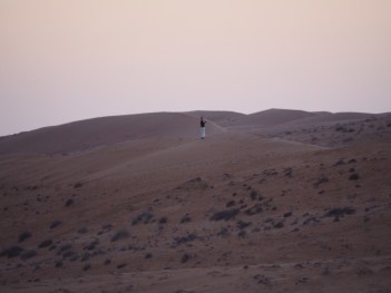 Einsamer Wanderer in der Wahiba Sands