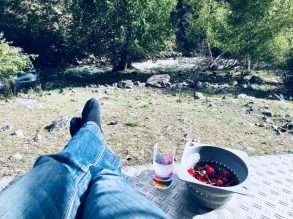 Stellplatz am Fluss mit kirgisischen Kirschen